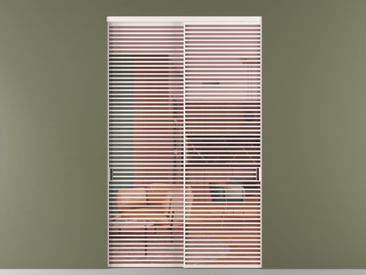 Алюминевая перегородка vn2_07_ Алюминий пудровый белый Прозрачное розовое стекло, триплекс, 6мм. Цвет Алюминий пудровый белый. Материал Алюминий в эмали. Коллекция Перегородка Formato внутри проёма двустворчатая. Картинка.